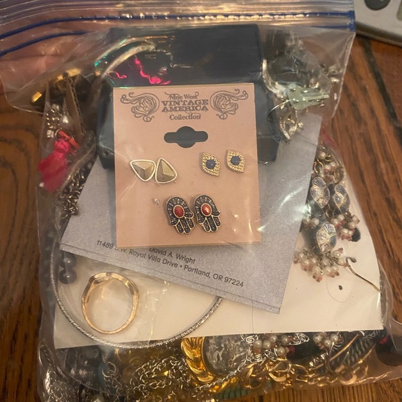 Assorted Jewelry Bag with modern and vintage jewelry 2lb lot bundle - Picture 9 of 12